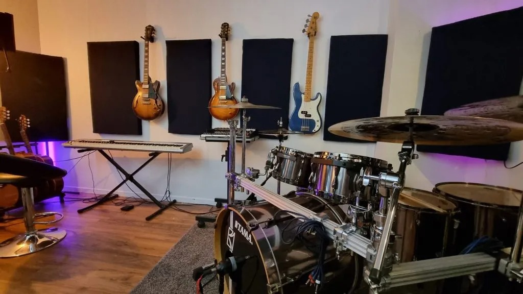 Lesruimte Gitaarles Utrecht – studio met gitaren en drumkit